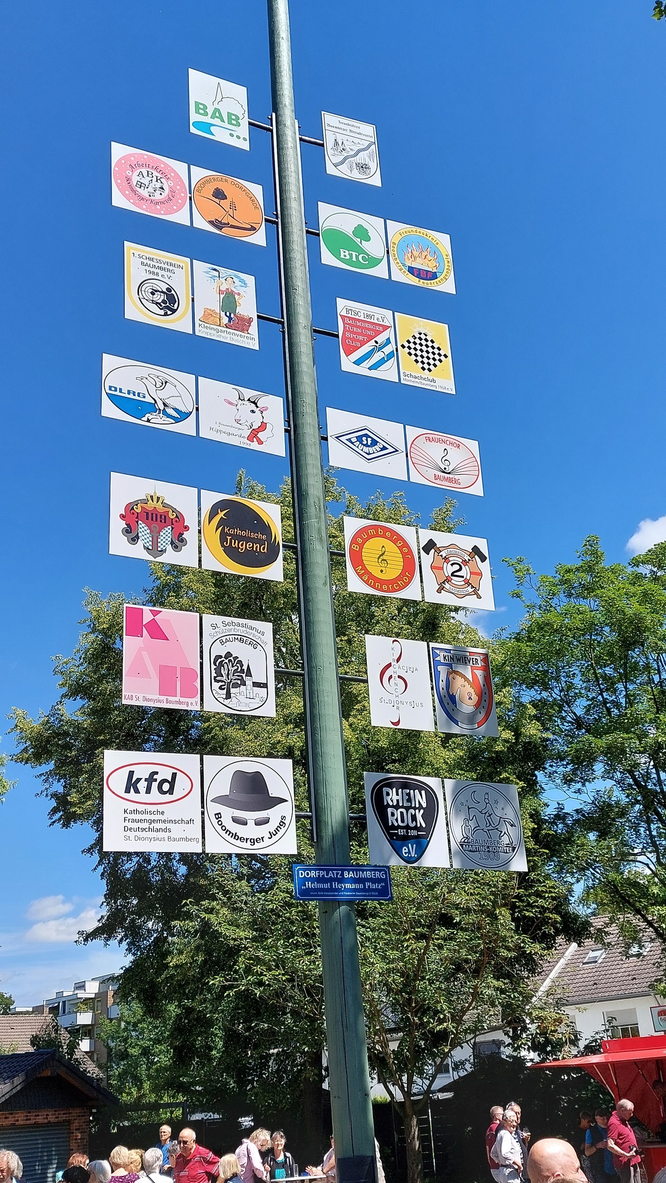 Ein Bild des Vereinebaums mit dem Schild des Schachclubs Monheim / Baumberg