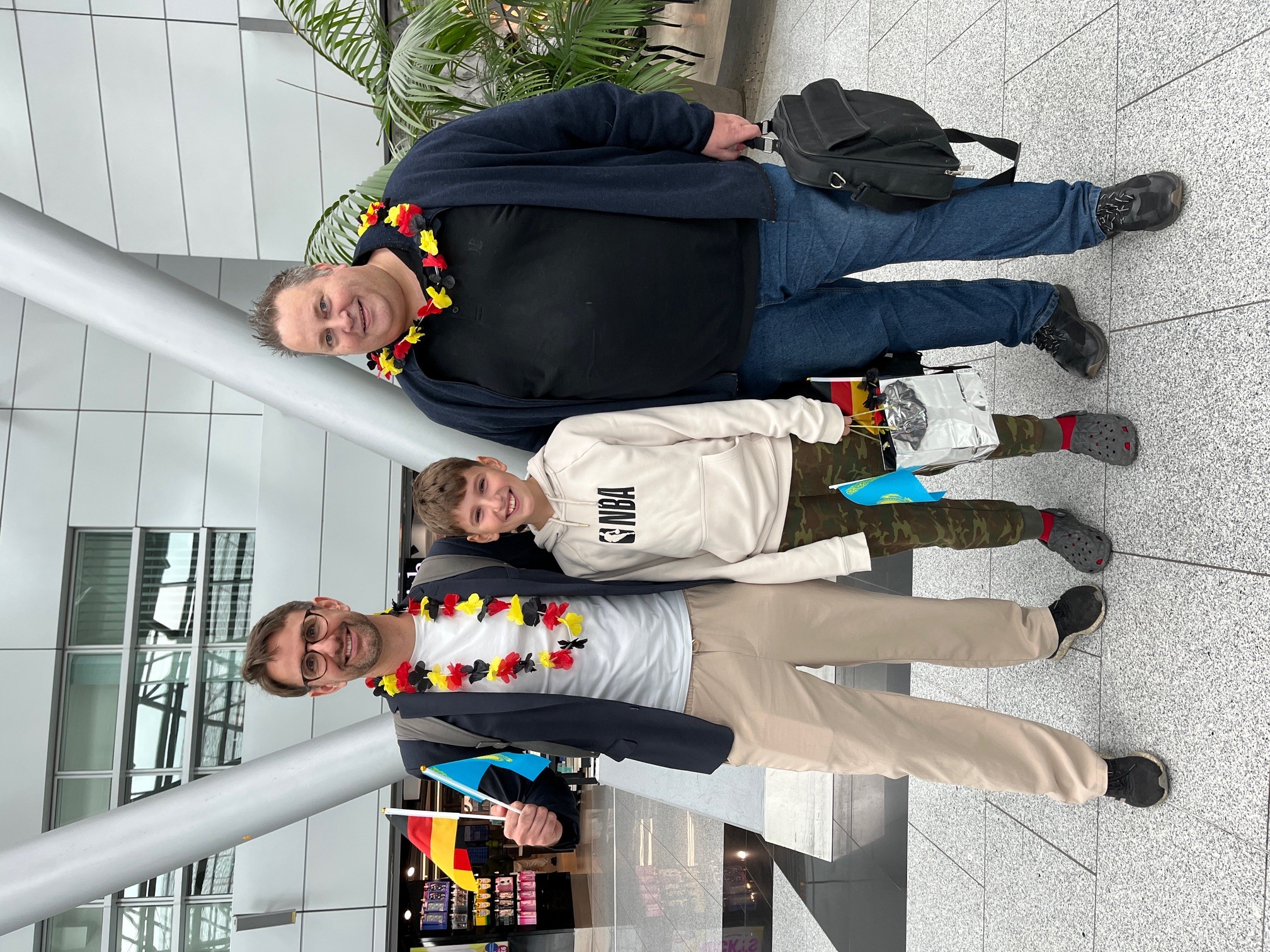 Ein Bild von Alex mit seinem Vater und seinem Trainer am Flughafen