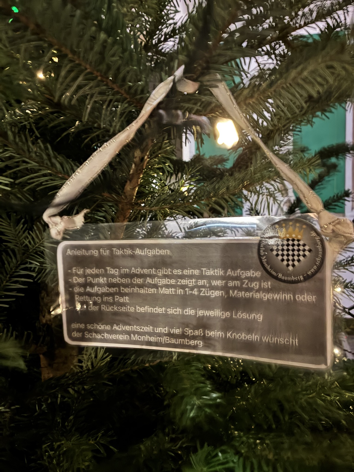 Viele Schach-Rätsel hängen am Weihnachtsbaum